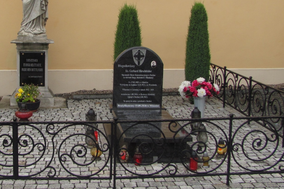 Grab von Gerhard Hirschfelder mit Umzäunung